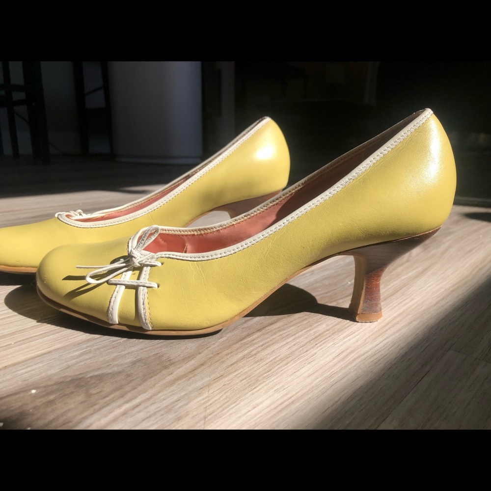 Mustard Vintage Steve Madden Kitten Heels